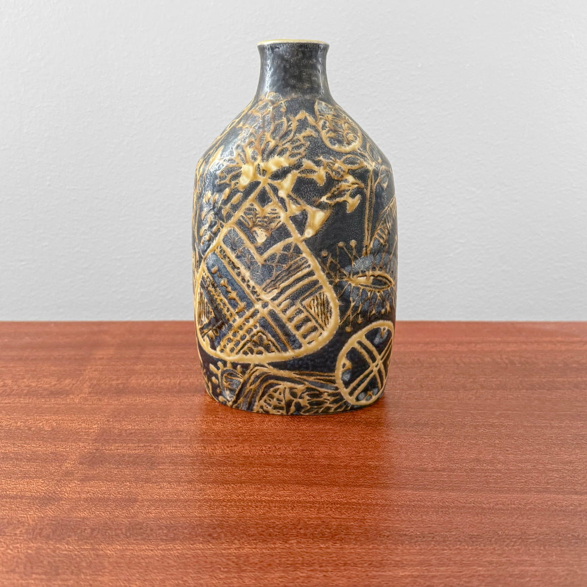 Nils Thorsson Royal Copenhagen Baca Vase (723/3208), ceramic vase with an abstract black and gold motif, vintage Danish decorative object