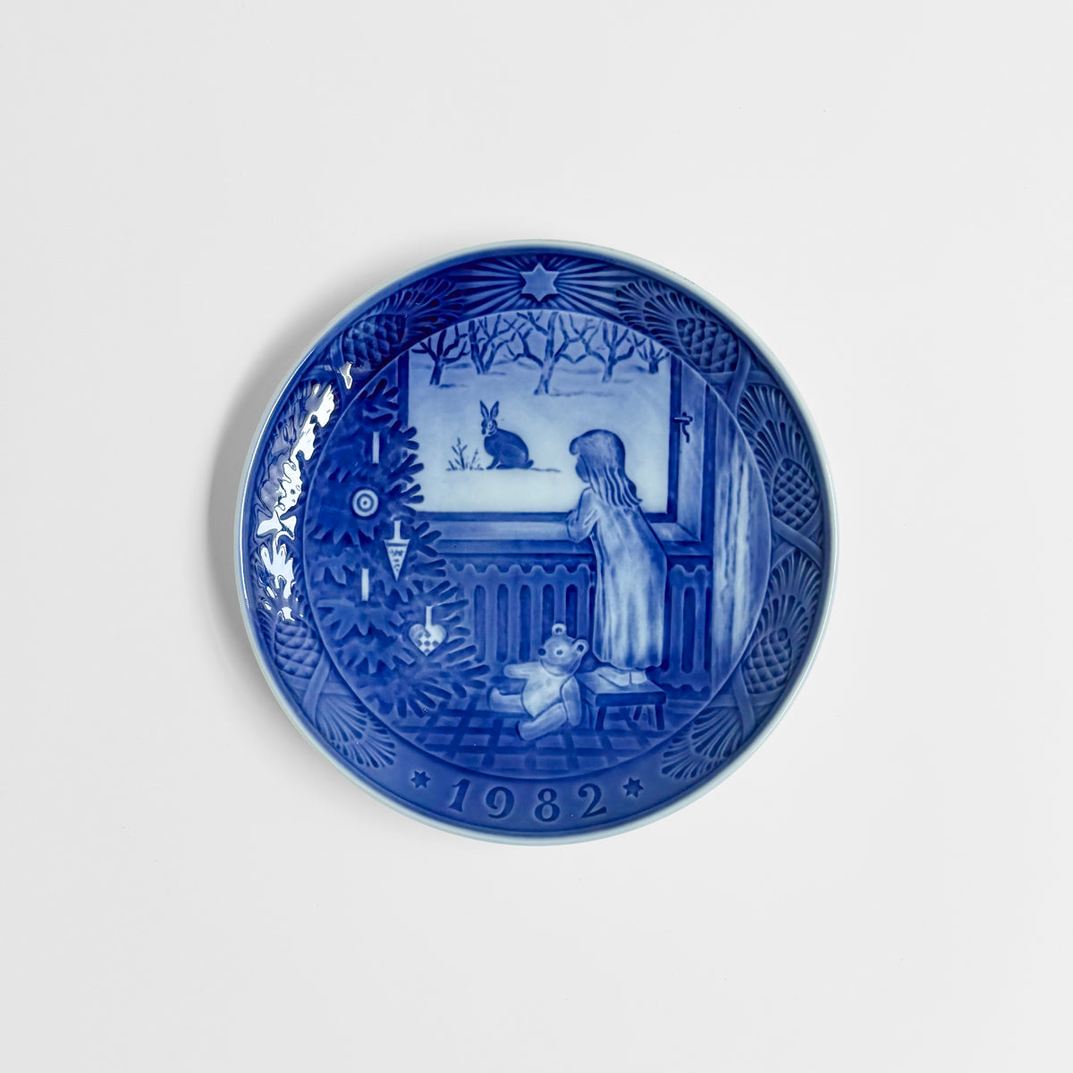 Royal Copenhagen Christmas Plates vintage blue and white decorative dish with 1982 winter scene featuring a girl rabbit and Christmas tree