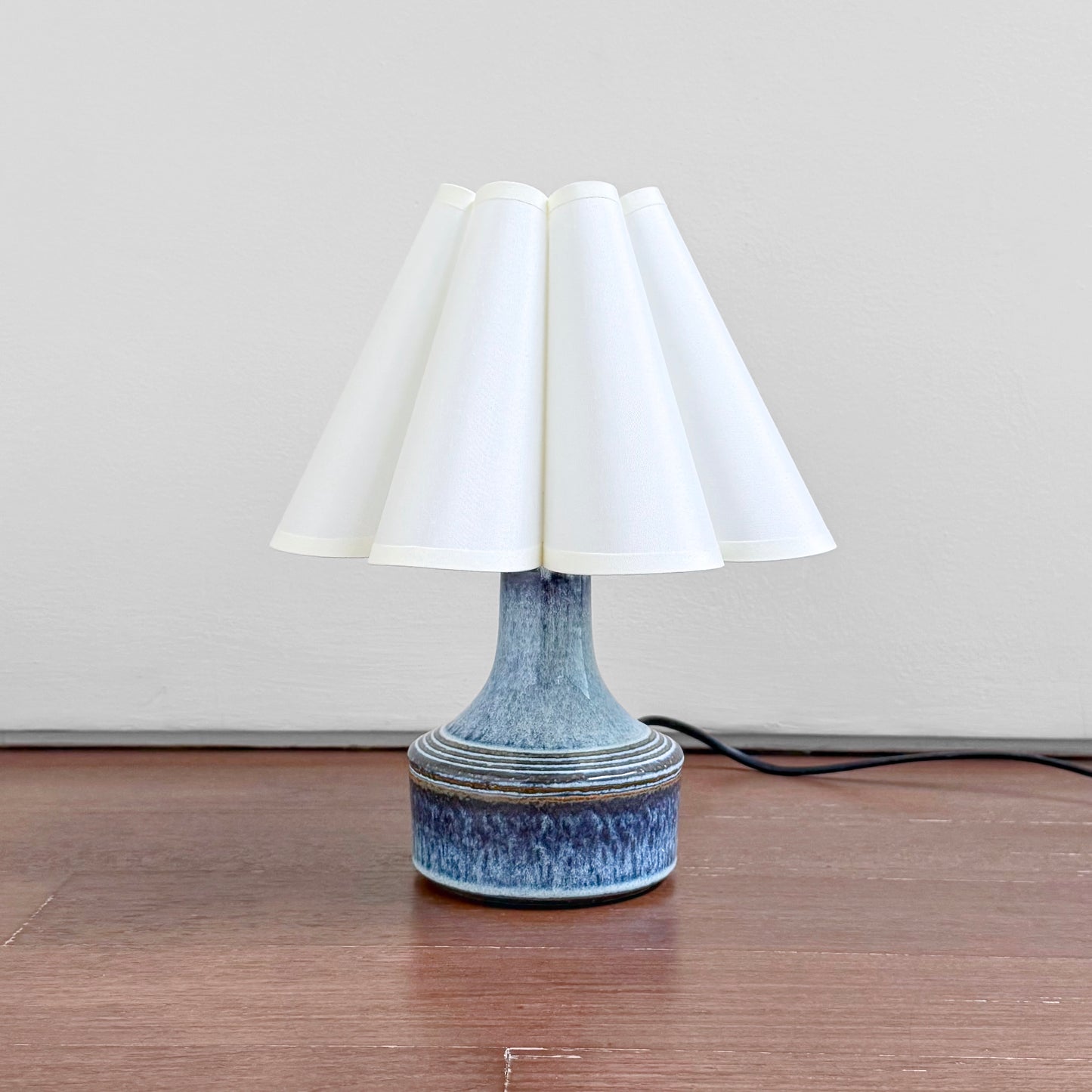 Søholm 3043 Blue Stoneware Table Lamp with multitone ceramic base in blue glaze and a white fabric shade, vintage Danish design from the 1960s.