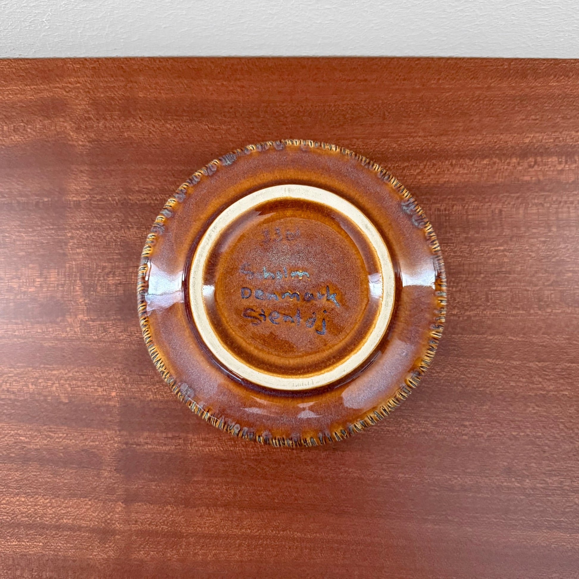 Søholm Manilla Small Stoneware Decorative Dish shown from the underside with warm brown glaze and visible maker’s mark, showcasing vintage Nordic ceramic craftsmanship.