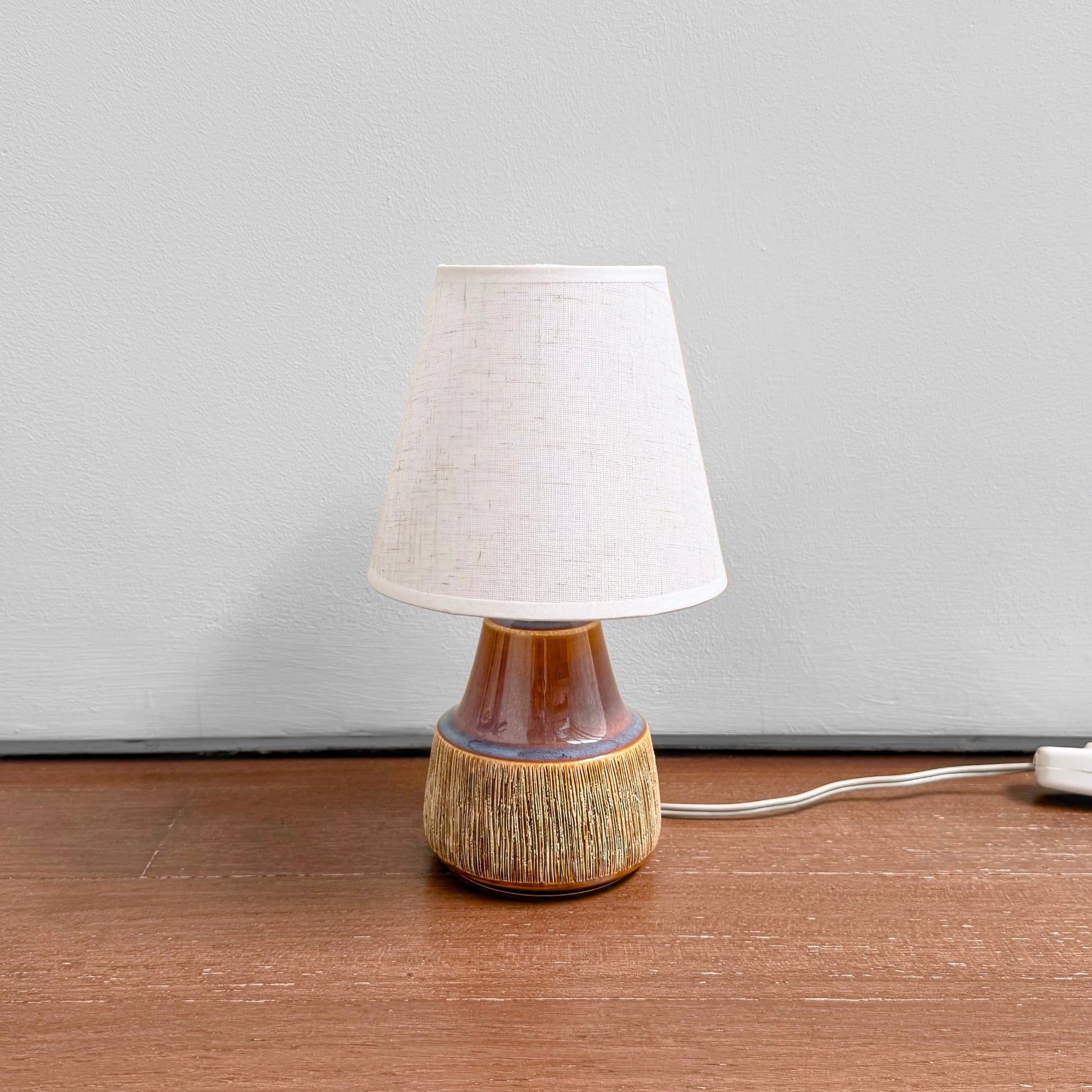 Søholm Manilla Small Brown Stoneware Table Lamp with multitone ceramic base and white fabric shade, showcasing vintage Nordic design and craftsmanship.